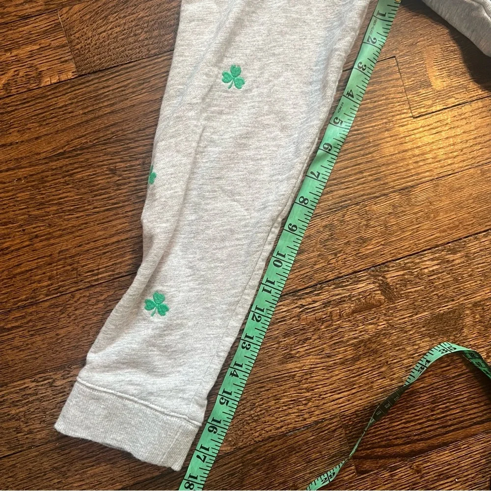 Talbots gray sweatshirt with embroidered green Shamrocks. Size XL - Picture 9 of 10